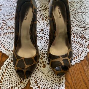 Women’s ALFANI HEELS GIRAFFE PRINT 6 1/2